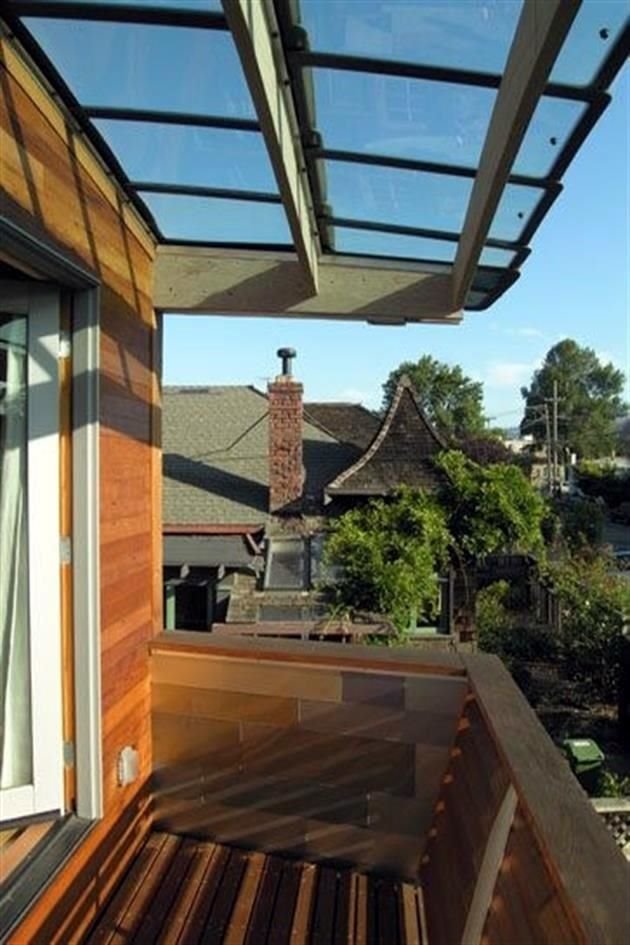 En la terraza se instaló un techo volado que se elaboró con las ventanas de los carros.<br>La vivienda de 105 metros cuadrados y de dos niveles también cuenta con una especie de bodega.<br>