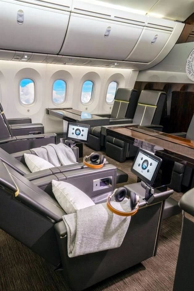 Cada asiento cuenta con una pantalla digital personal, sistema de entretenimiento y teléfonos satelitales para los pasajeros.