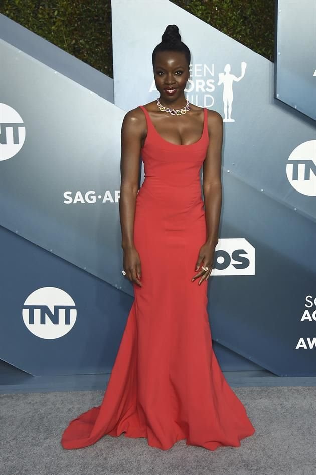 La actriz de 'Pantera Negra' Danai Gurira lució su figura con un vestido de corte de sirena.