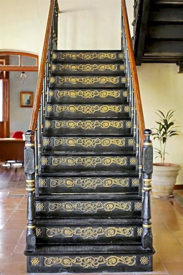 La escalera de hierro de la casona cultural es uno de sus sellos.