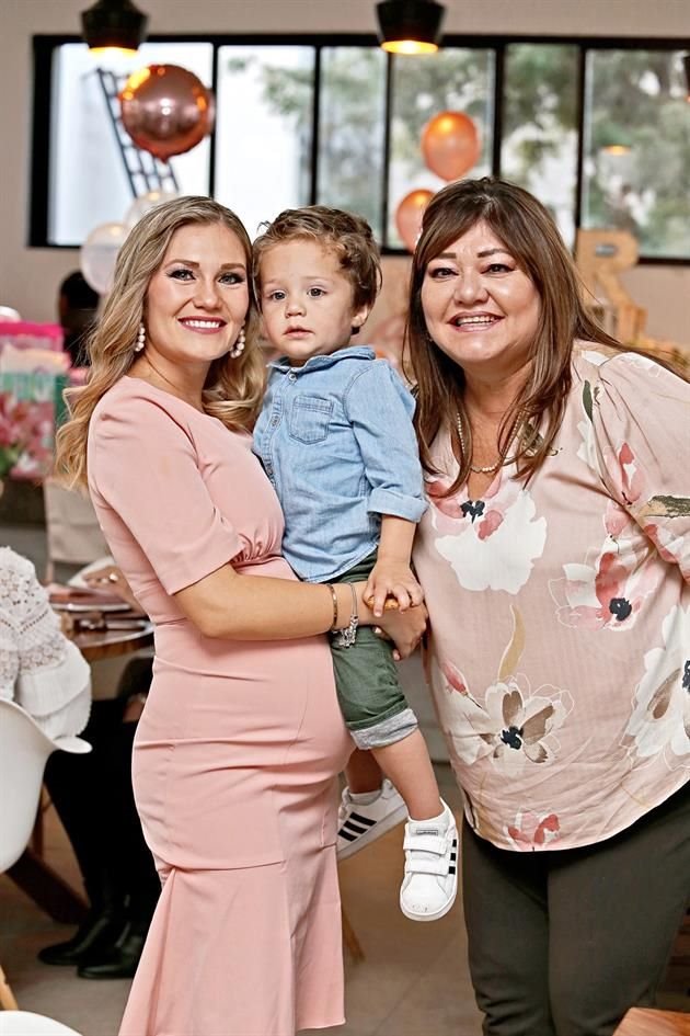 Liz Álvarez con su hijito mayor, Gonzalo Estefan, y su mamá, Amparo Leal de Álvarez