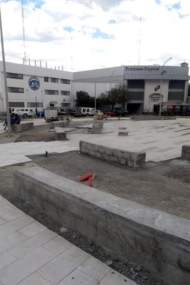 La rehabilitación de las banquetas inició el 19 de febrero por el Estado y el Municipio de Monterrey, con una inversión de 85 millones de pesos.