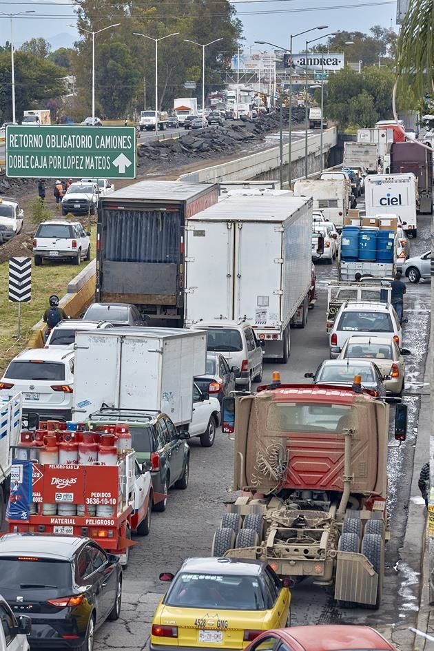 Ayer, la fila de vehículos abarcó cerca de 4 kilómetros y causó más problemas en los cruces con López Mateos, Adolf Horn y Colón.