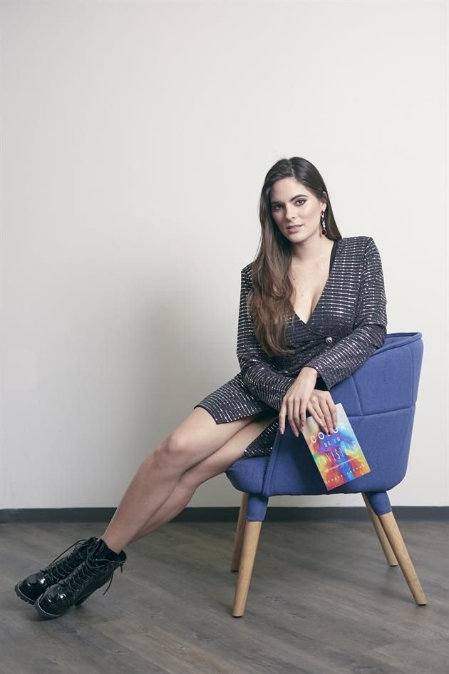 Aragón presentó su libro titulado 'El Color de lo Invisible'.