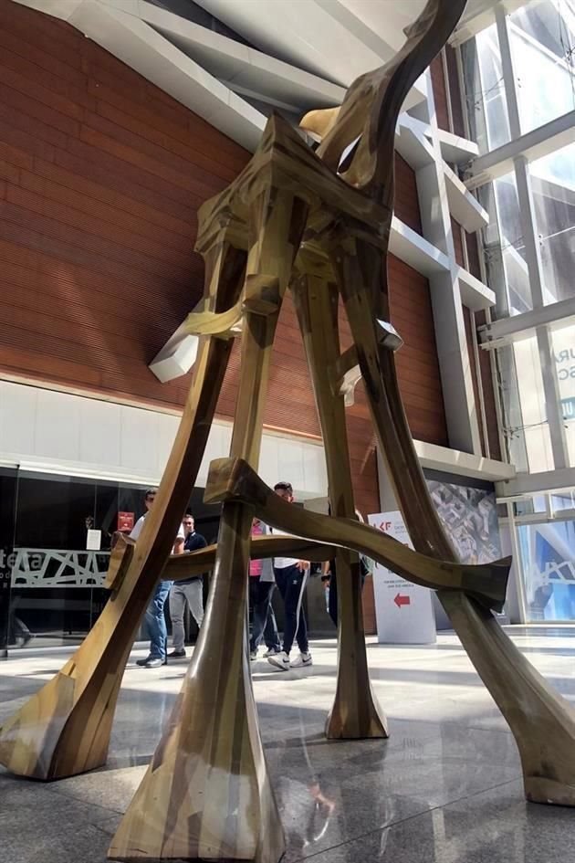 'Jefe-silla', de la autoría de José Luis Malo, mide 3.10 metros de altura y está hecha en madera tallada.