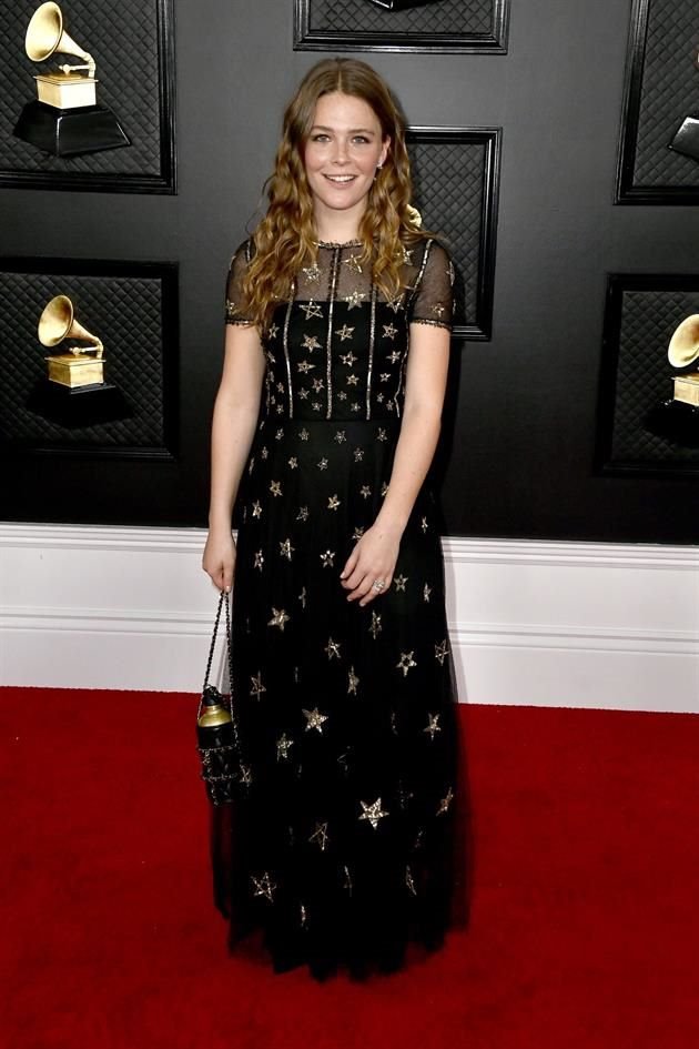 La cantante Maggie Rogers asistió a la alfombra roja de los Grammys luciendo este diseño.