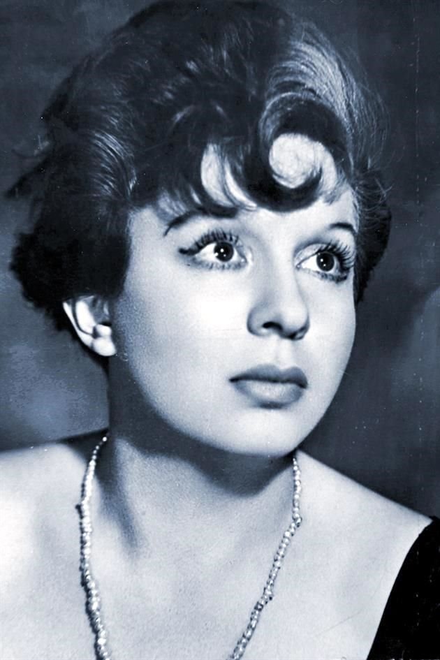 Sin saber cómo, pero cansada de oír elogios por su bonita cara, desesperada de cargar su vacío y movida por un impulso superior, tomó un lápiz de cejas y escribió el arranque de 'Yo soy mi casa'.