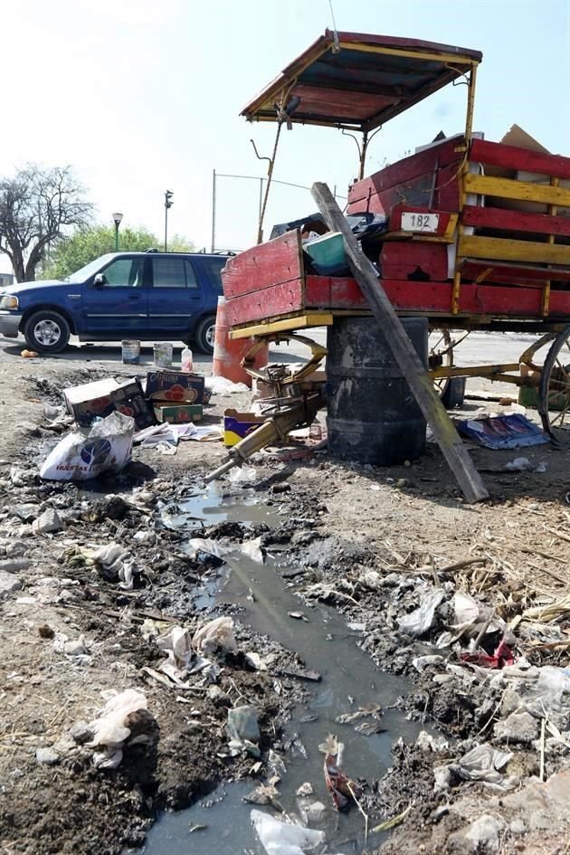 Este punto, casi en la terminación de la Avenida Morones Prieto, ha sido constantemente señalado porque sirve como zona de descarga de basura que recogen carretoneros.