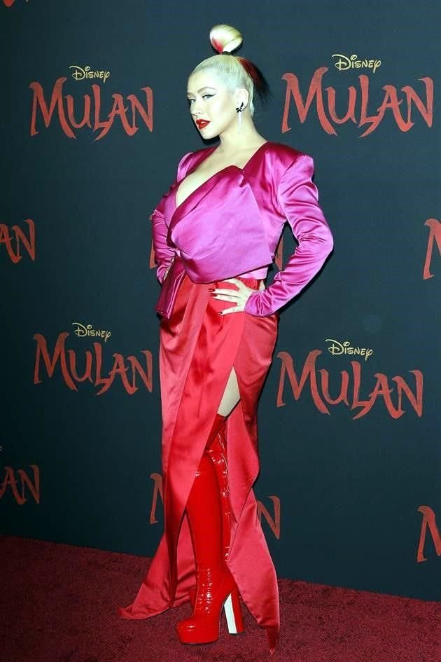 Christina Aguilera acudió a la alfombra roja, vistiendo con una falda y botas rojas, el tono al que recurrieron varios invitados.