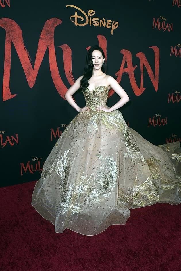 La actriz Yifei Liu fue la estrella de la alfombra roja de la cinta 'Mulán'.