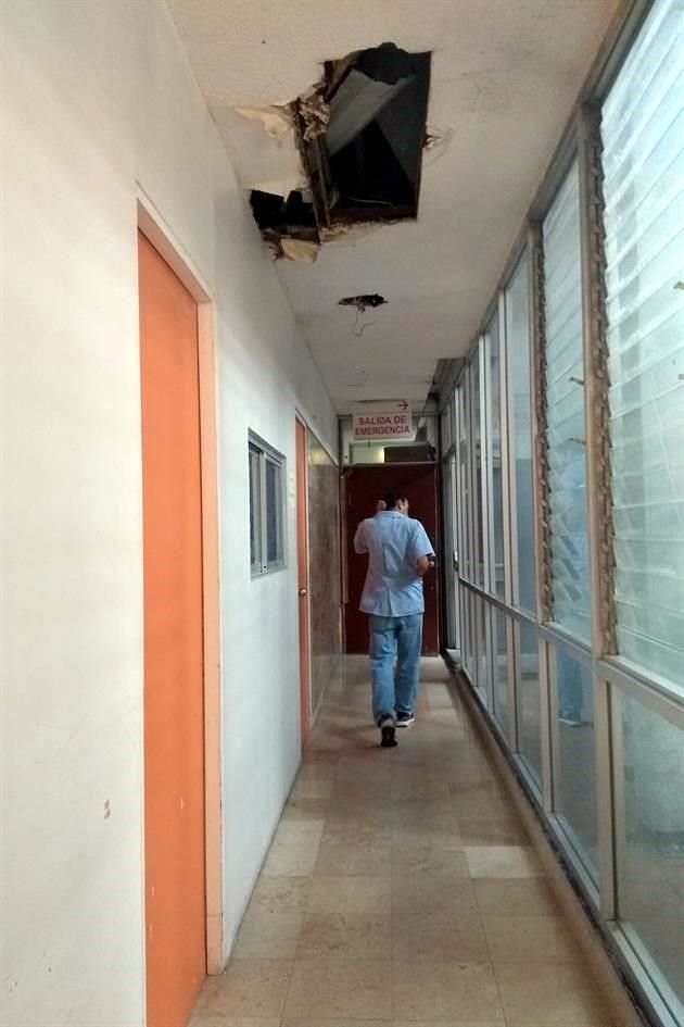 En la planta baja del Hospital Dr. Valentín Gómez Farías hay lugares en reparación que aún no se han terminado.