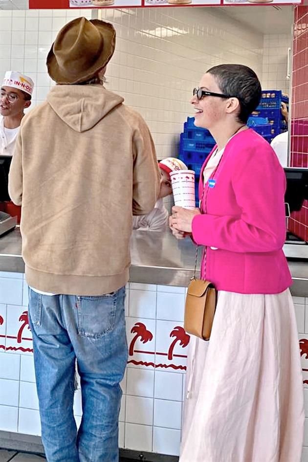 Pitt, de 56 años, y Alia Shawkat, de 30 años, comieron el domingo en un restaurante de hamburguesas.
