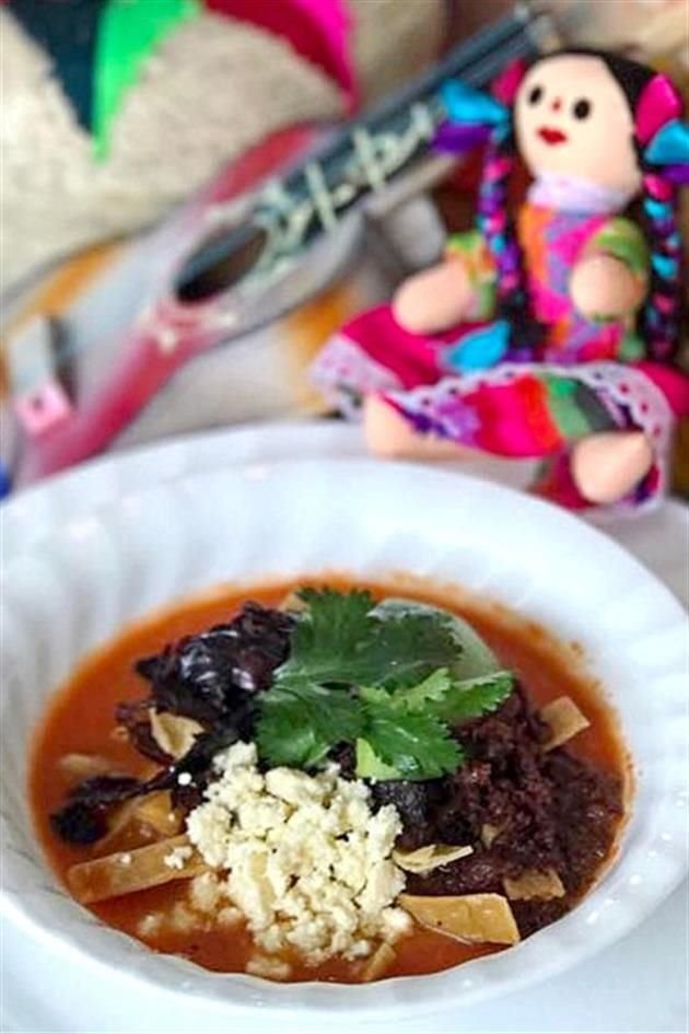 Sopa de tortilla con quesito fresco y aguacate