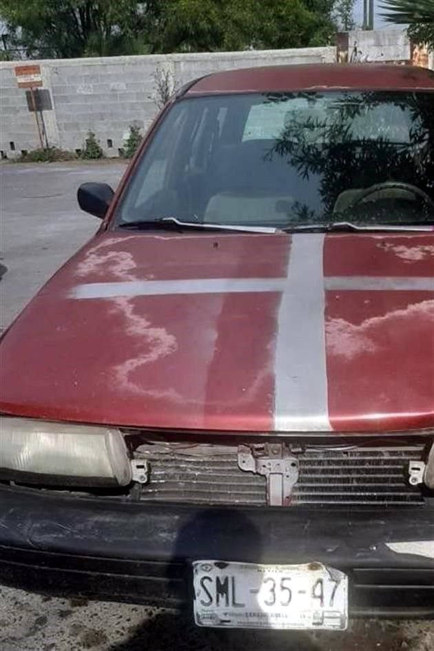 Al revisar las placas SML-3547, se dieron cuenta de que no correspondían al Chevy, sino a un Nissan Tsuru que fue robado el 25 de septiembre del año pasado, en el Municipio de Apodaca.