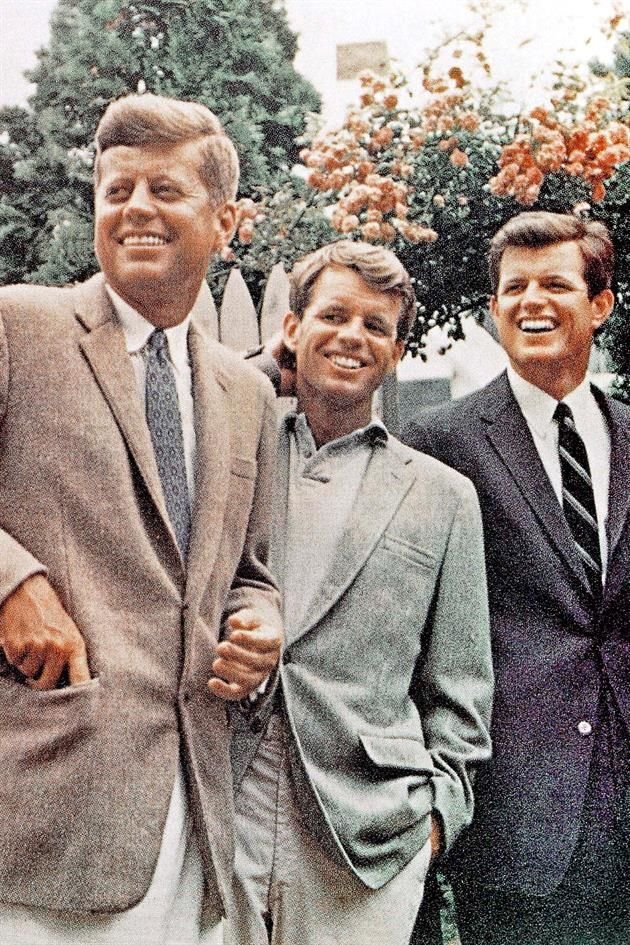 Según el texto, el bebé que esperaba la actriz pudo haber sido de John (izq.) o de Robert Kennedy (centro).