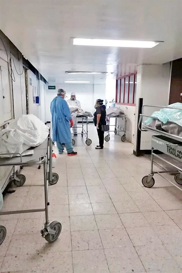 Ante tardanza de los deudos para recoger los restos de sus familiares, hospitales del IMSS se encuentran saturados de cuerpos.