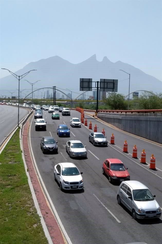 Los carriles exprés registron un fuerte congestionamiento vial que se extendió hasta la Avenida Félix U. Gómez.