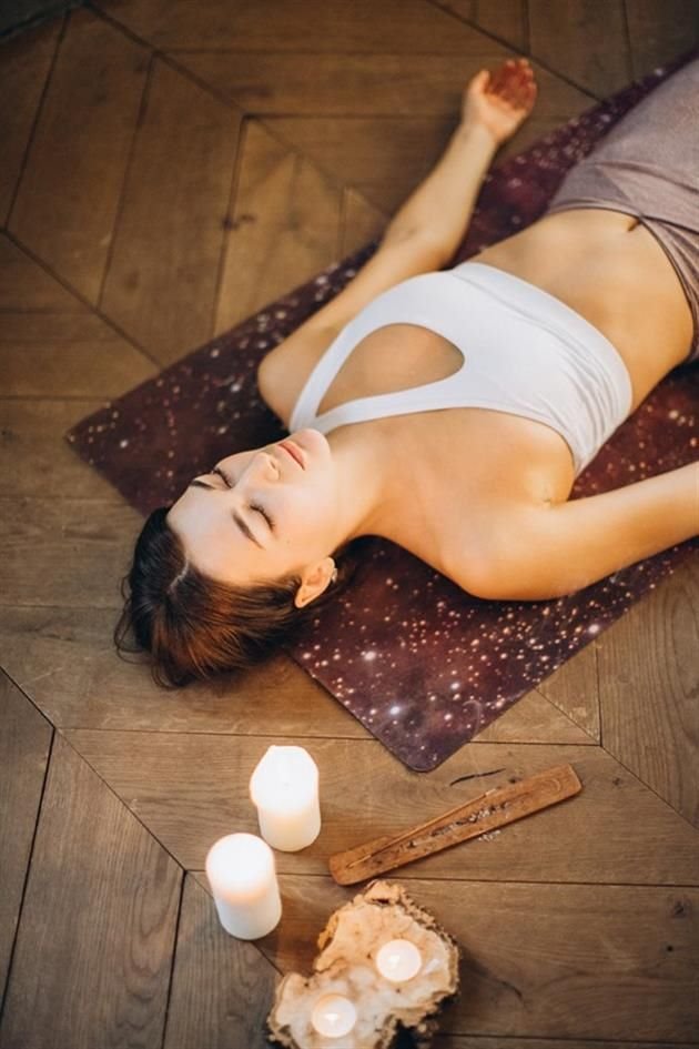 Según explica Gabriela, esta práctica consiste básicamente en hacer una autorreflexión: es estar consciente de lo que está pasando en el instante, sin juicios.