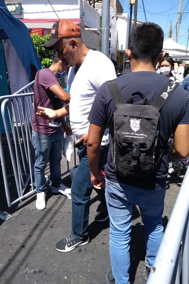 De acuerdo con el municipio, estableció cinco filtros sanitarios para regular el acceso en El Baratillo, distribuir cubrebocas y aplicar gel antibacterial.