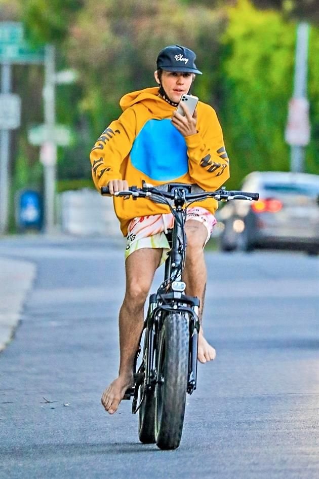 Justin Bieber puede con todo: mandar mensajes de audio y andar en bici.