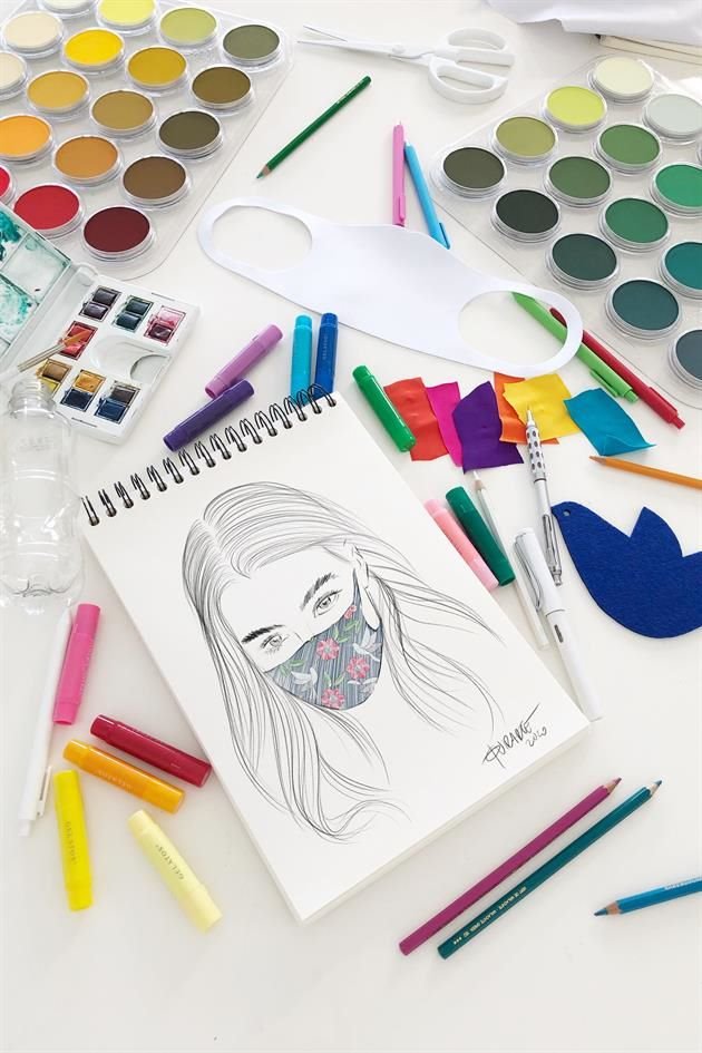 Fer explica que esta primera colección de cubrebocas está dirigida a las mujeres.<br>
