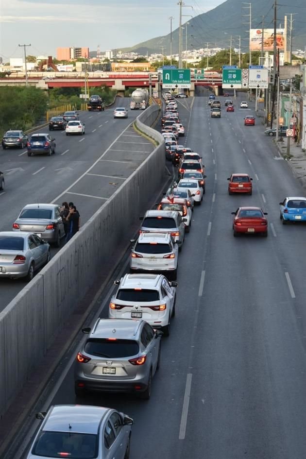 Las filas para integrarse a la caravana llegaban a Morones Prieto.