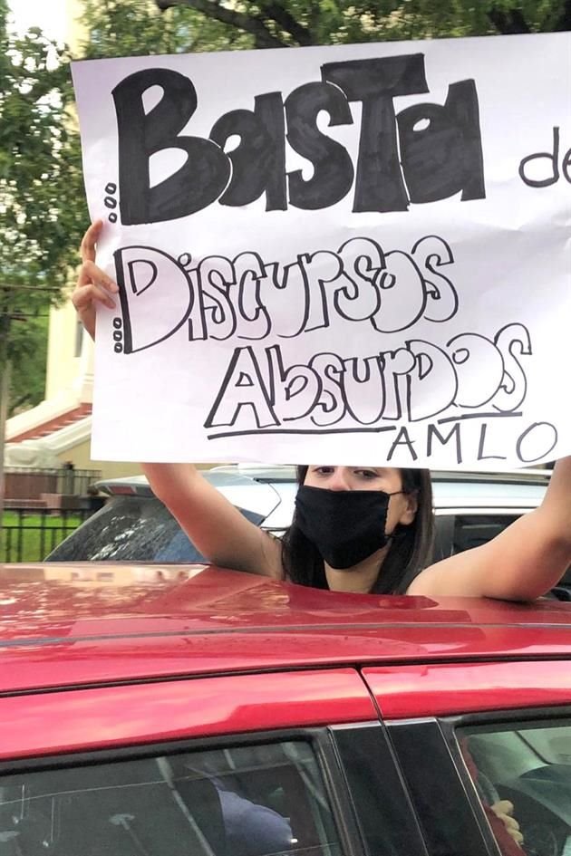  En el movimiento abundaron los gritos y mensajes escritos contra el Presidente.