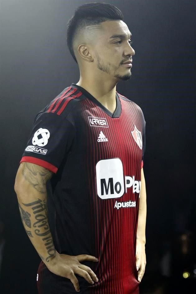 La marca alemana Adidas causó mucha polémica con el último diseño de la playera del Atlas, pues prevalecía el rojo en la parte frontal, y el negro apenas se asomaba por los costados.
