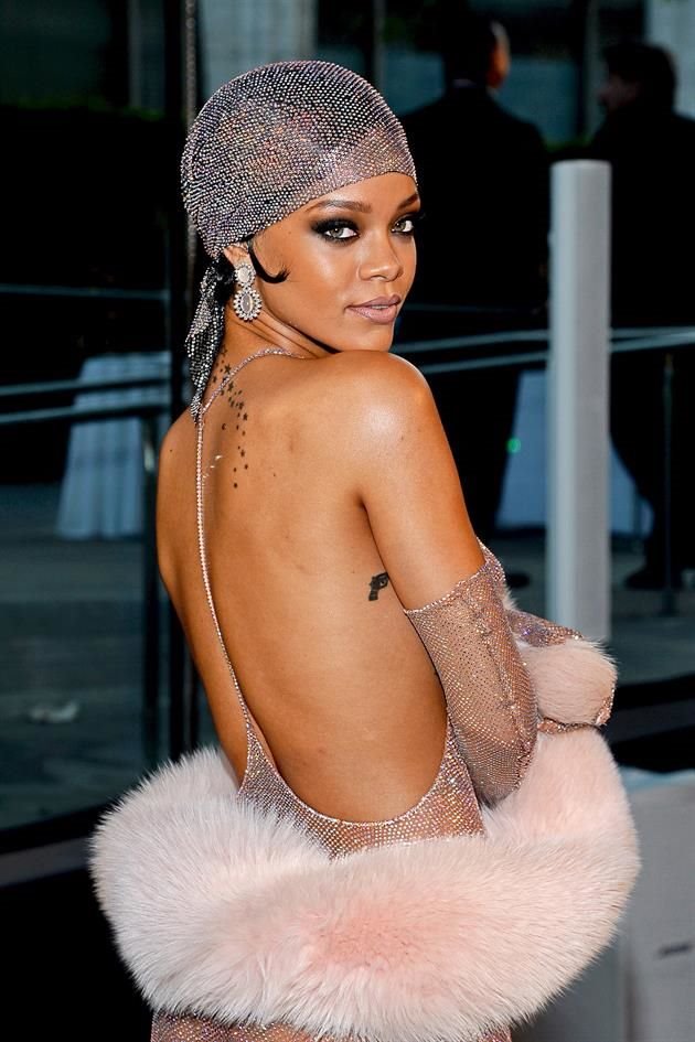 Rihanna deslumbró en 2014 con este modelo de rejilla hecho con cristales Swarovski.