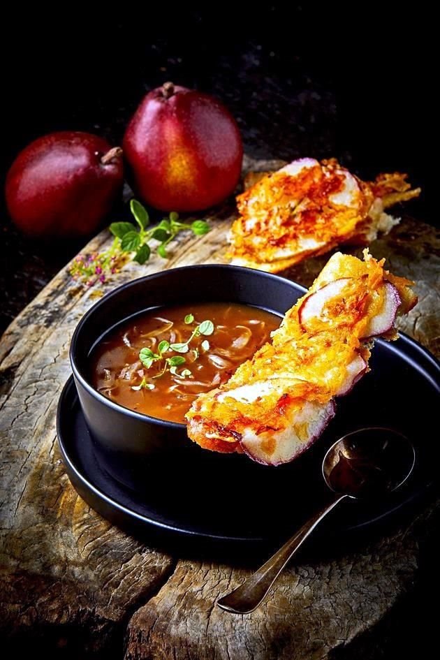 Sopa de cebolla con crutones de pera