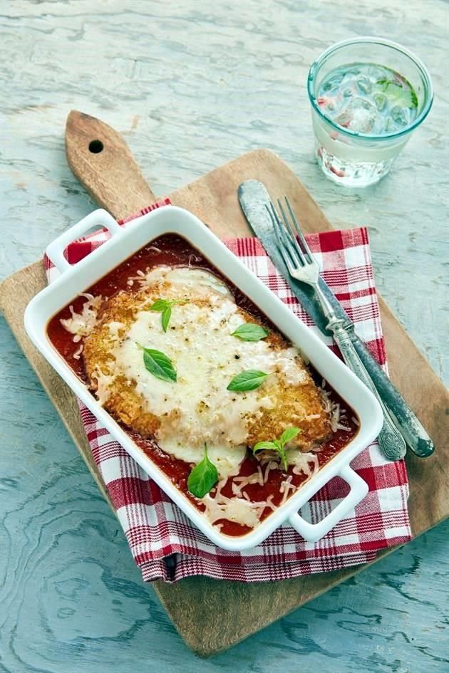 Pollo en salsa de jitomate con queso mozzarella