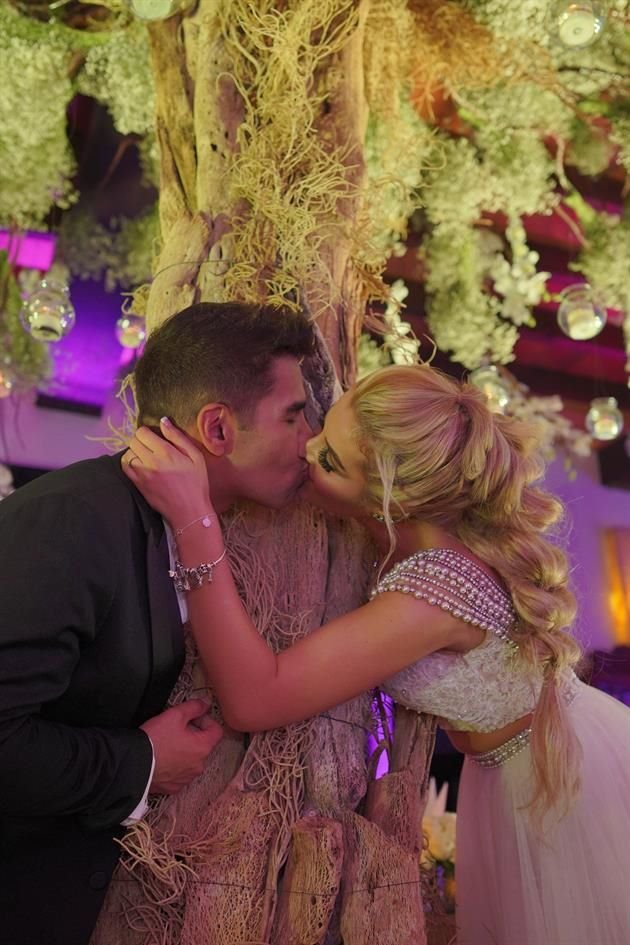Debido a la pandemia, los ahora esposos pospusieron su boda religiosa para el 13 de febrero de 2021.