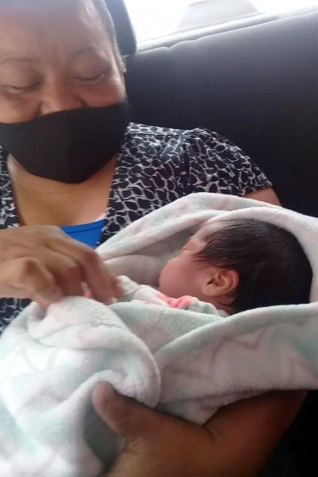  El DIF entregó ayer a la pequeña Mónica a sus abuelos maternos y a su papá.
