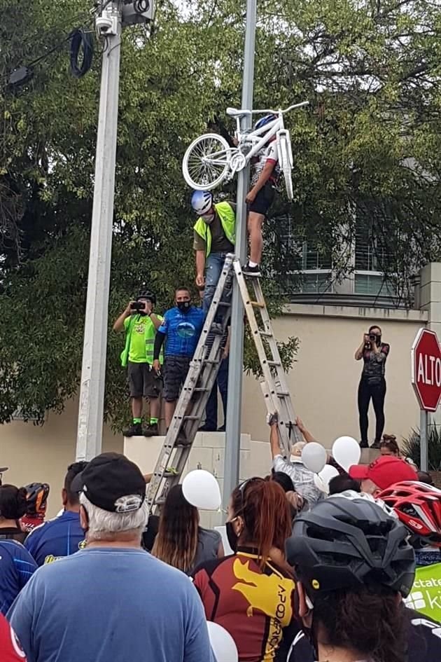 Familiares y amigos colocaron una bicicleta blanca en el lugar donde la camioneta embistió a Cristina.