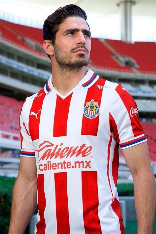 El jersey de local regresa a un tradicional sólo con franjas rojas y blancas.