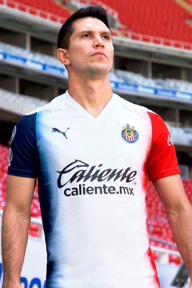 La de visitante es blanca con la manga derecha azul y parte del costado, mientras que el lado izquierdo es rojo.