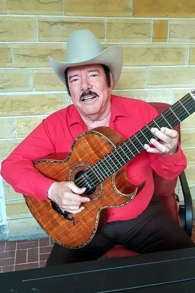 Familiares de Lalo Mora informaron que la salud del cantante, quien padece Covid-19, mejoró.