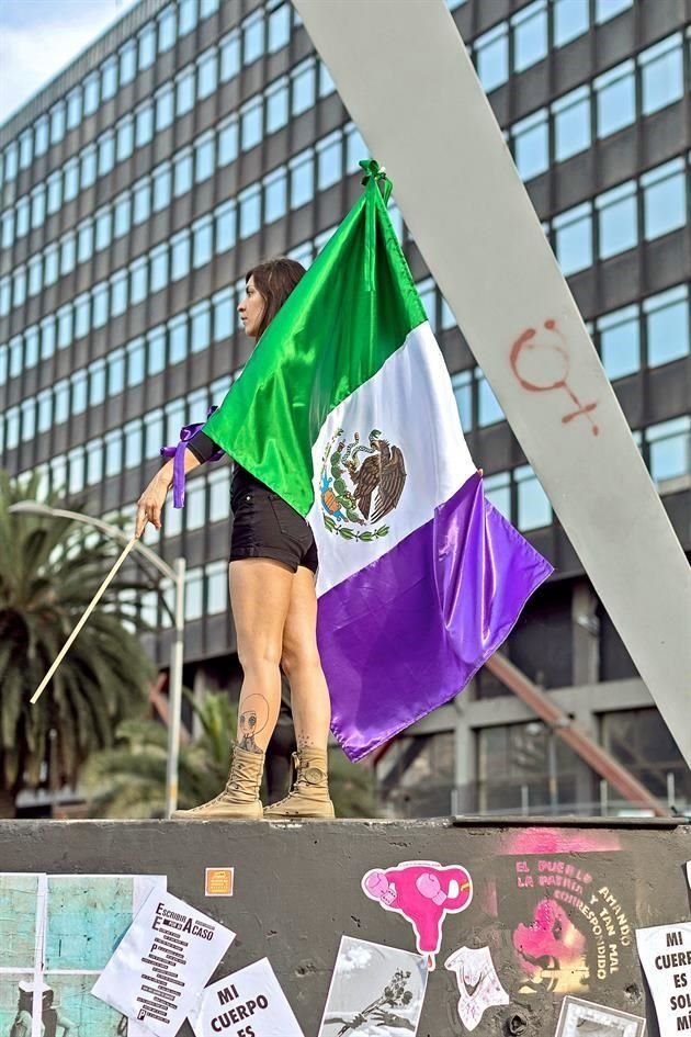 La artista Elsa Oviedo y su obra 'Bandera de la Revolución, Mexicana', que plantea la necesidad de un cambio social en el País.