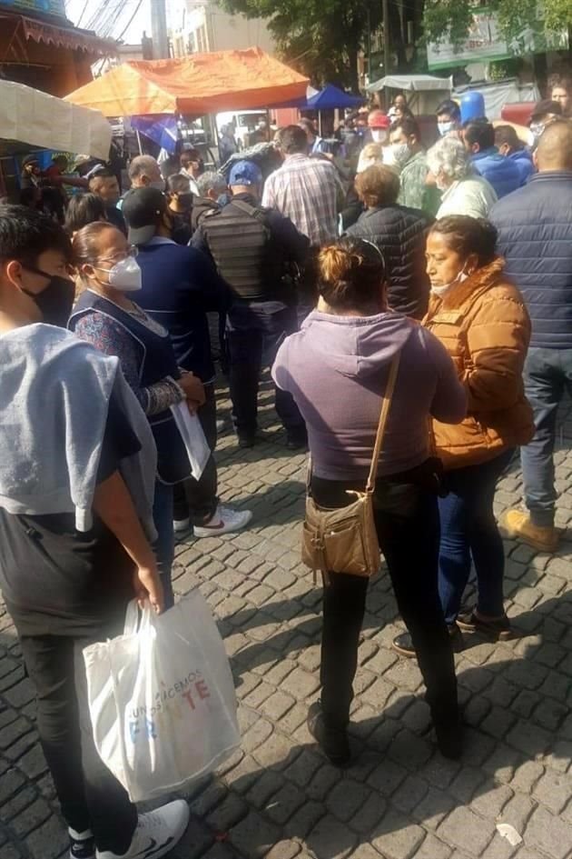 En los pasillos que se formaron con la colocación de puestos se registraron las aglomeraciones, donde varios de los visitantes no portaban cubrebocas.