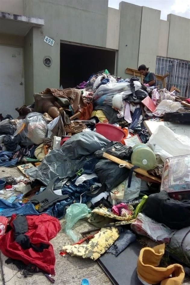 La basura se acumula en la calle y pese a reportes, autoridades no han acudido a recoger los desechos.