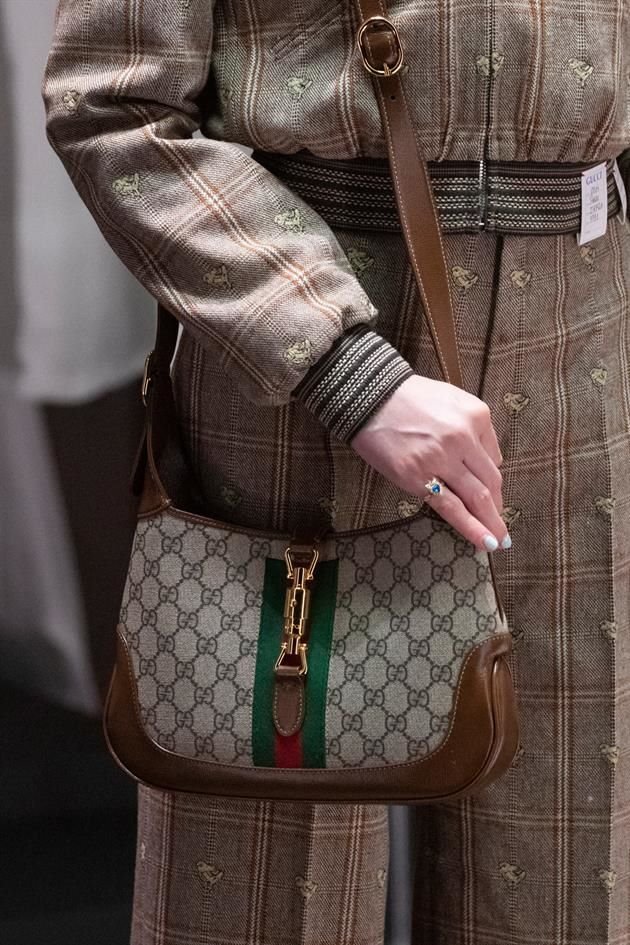 La firma también lanzó un modelo con el icónico estampado de Gucci GG Supreme.