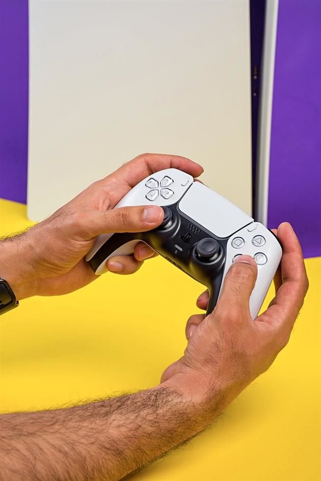 La tecnología háptica, el micrófono y el diseño del control DualSense mejoran la experiencia de juego en la nueva generación en diferentes perspectivas.