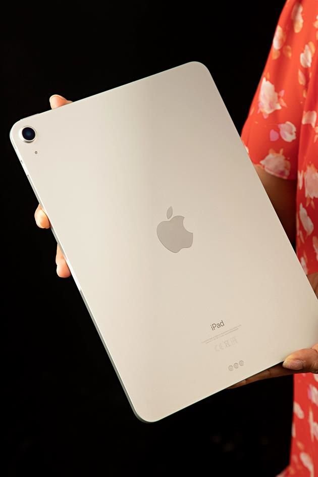 En cuanto a poder, la cuarta generación de iPad Air 2020 es la primera de la compañía en incorporar el nuevo chip A14 Bionic.