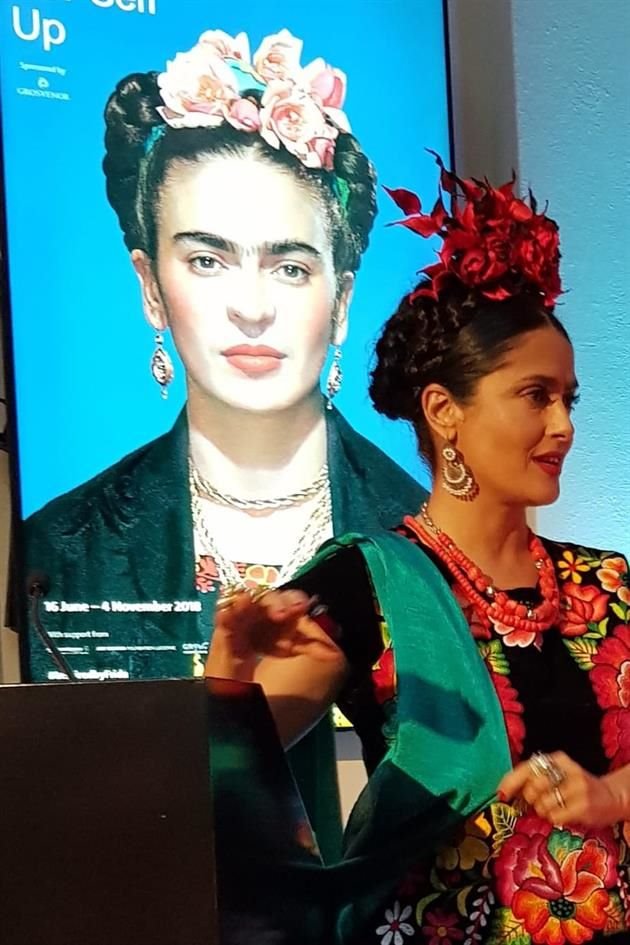 Salma Hayek lució un traje de tehuana en la inauguración en Londres de una exposición sobre Frida Kahlo.