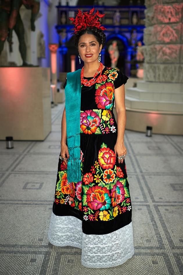 Salma Hayek lució un traje de tehuana en la inauguración en Londres de una exposición sobre Frida Kahlo.