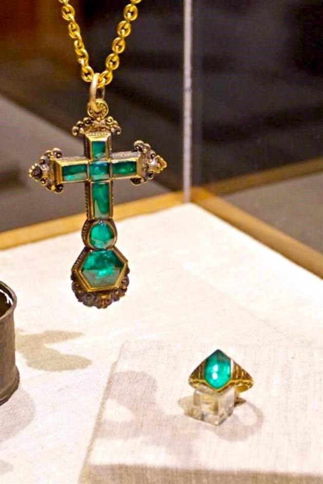 Cruz y anillo de oro y esmeraldas.