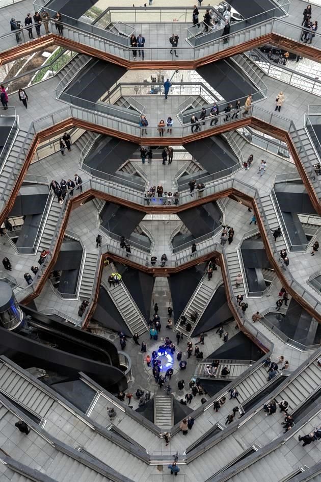 Fotografía que muestra el interior de 'The Vessel', una compleja escalera en espiral compuesta por más de 2 mil 500 peldaños y con más de 45 metros de alto, ubicada en NY.