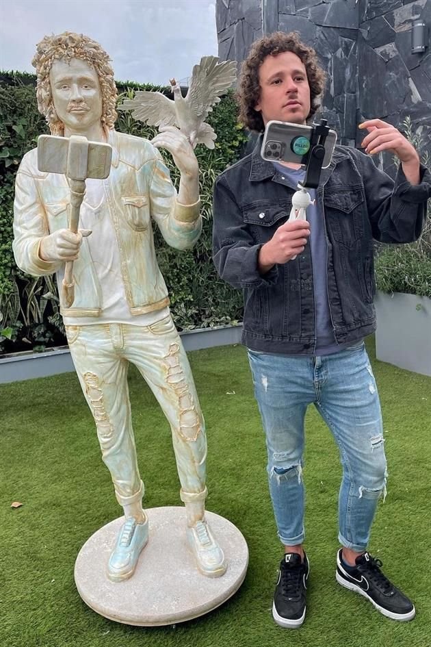 El youtuber Luisito Comunica cuenta con su propia escultura en tamaño real, misma que ya instaló en su casa.