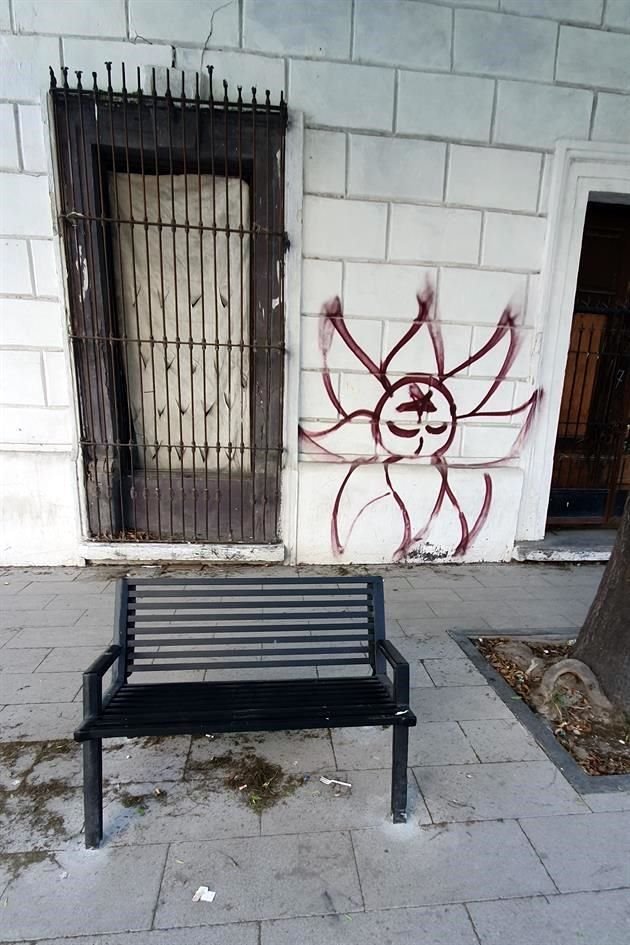 Vecinos de la calle Allende coincidieron en que la mayoría de las pintas aparecieron el fin de semana.