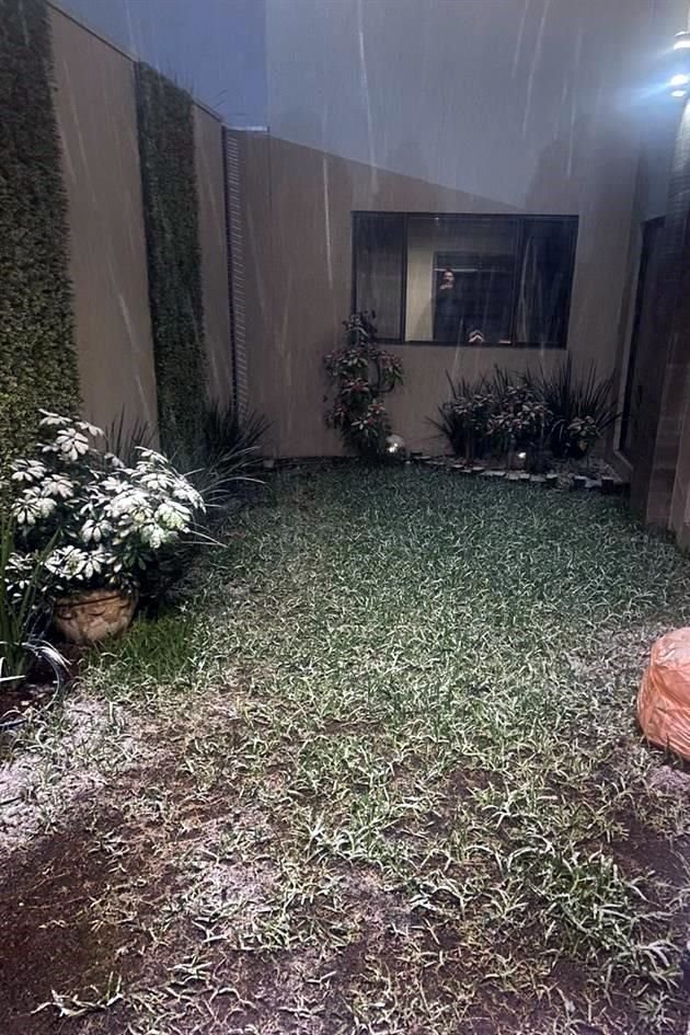 La caída de aguanieve se extendió hasta Cumbres Elite, en el poniente de Monterrey.